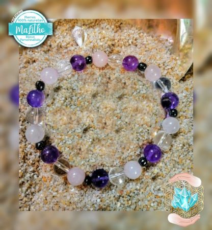 Je vous ai composé soigneusement ce bracelet spécial détente et relaxation et positivité de ma gamme ''MaLitho'' avec du CRISTAL DE ROCHE qui soit disant à la réputation de vous apporter  la joie, la force, la zen attitude, du QUARTZ ROSE pour la détente et L'AMETHYSTE bien connu  pour calmer les angoisses, les cauchemars et  aidez  à l'endormissement.